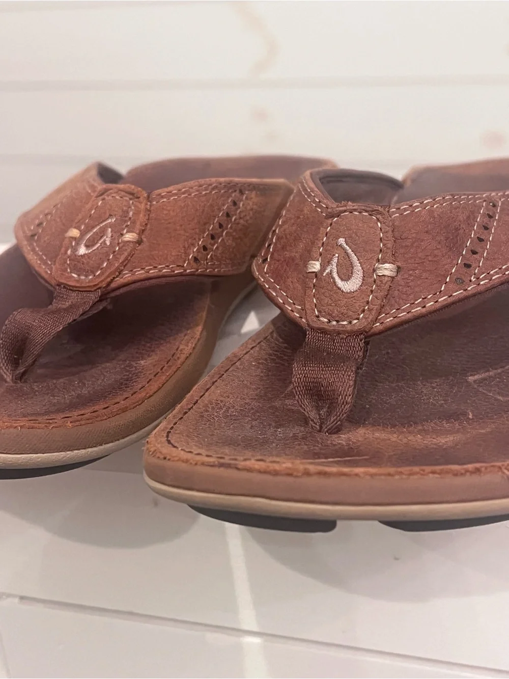 OluKai Men’s Brown Leather Toe-Post Sandals